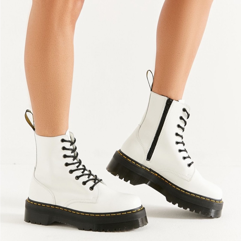 JADON BOOT SMOOTH LEATHER PLATFORMS DR. MARTENS NWT